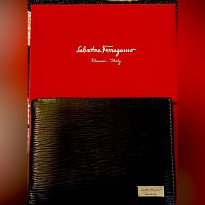 Almost New in box SALVATORE FERRAGAMO
Men's  Nero Pebble Calf Leather Wallet